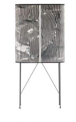 Barschrank Perf Stripe von Moroso Diesel mit schwarz-weiß gestreifter Front und Metallgestell.